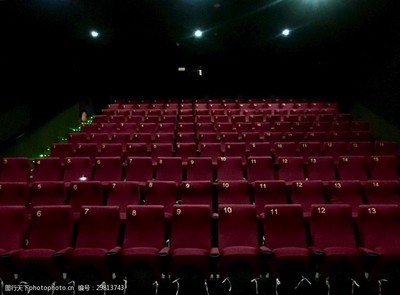 影厅无人 静止的光影与缺席的观众