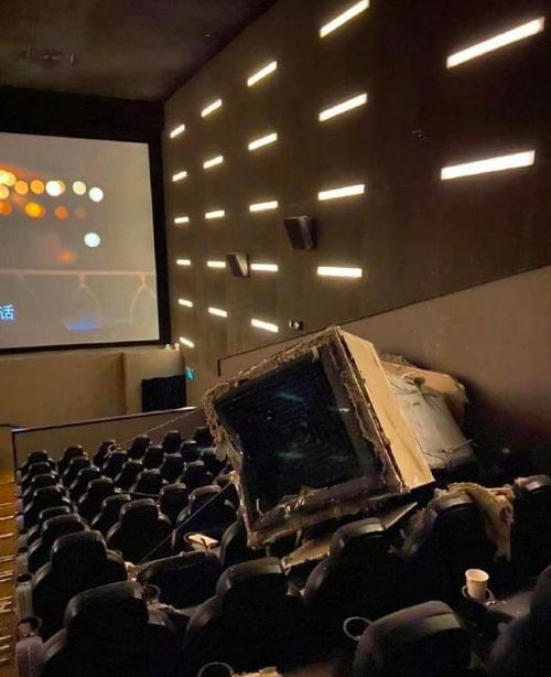 影院惊魂 《信条》放映事故引虚惊，荧幕起火观众误认特效